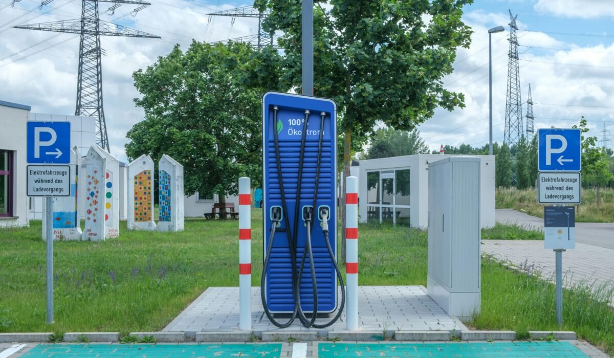 Public charging station with eco-friendly design for electric vehicles. — Photo by Reinhard Bruckner on Pexels