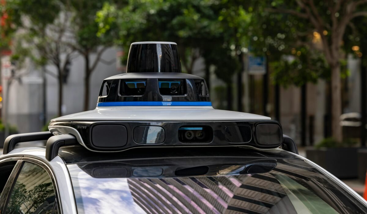 Detailed view of sensors atop an autonomous car, showcasing advanced technology in an urban setting. — Photo by Stephen Leonardi on Pexels