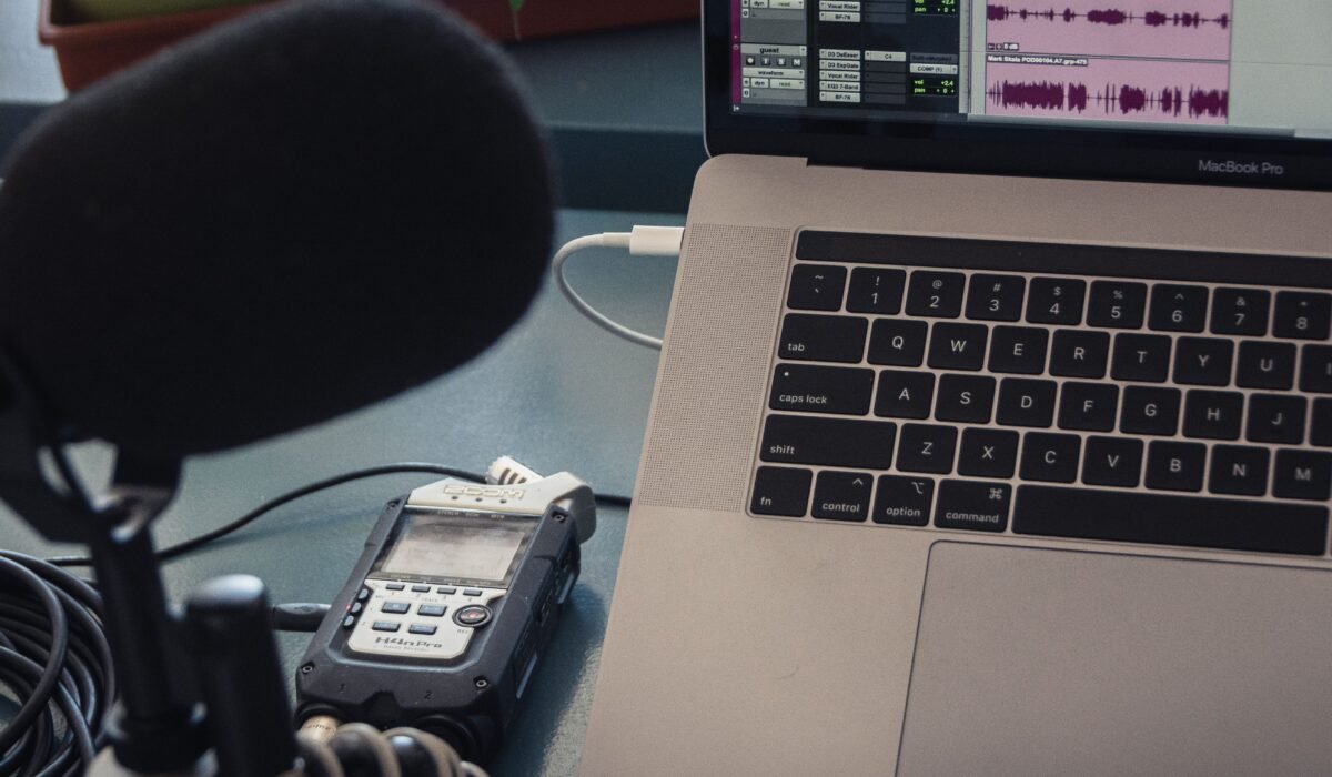 professional podcast audio — Professional Podcast Audio: 7 Essential Tips — Photo by Jeremy Enns on Pexels