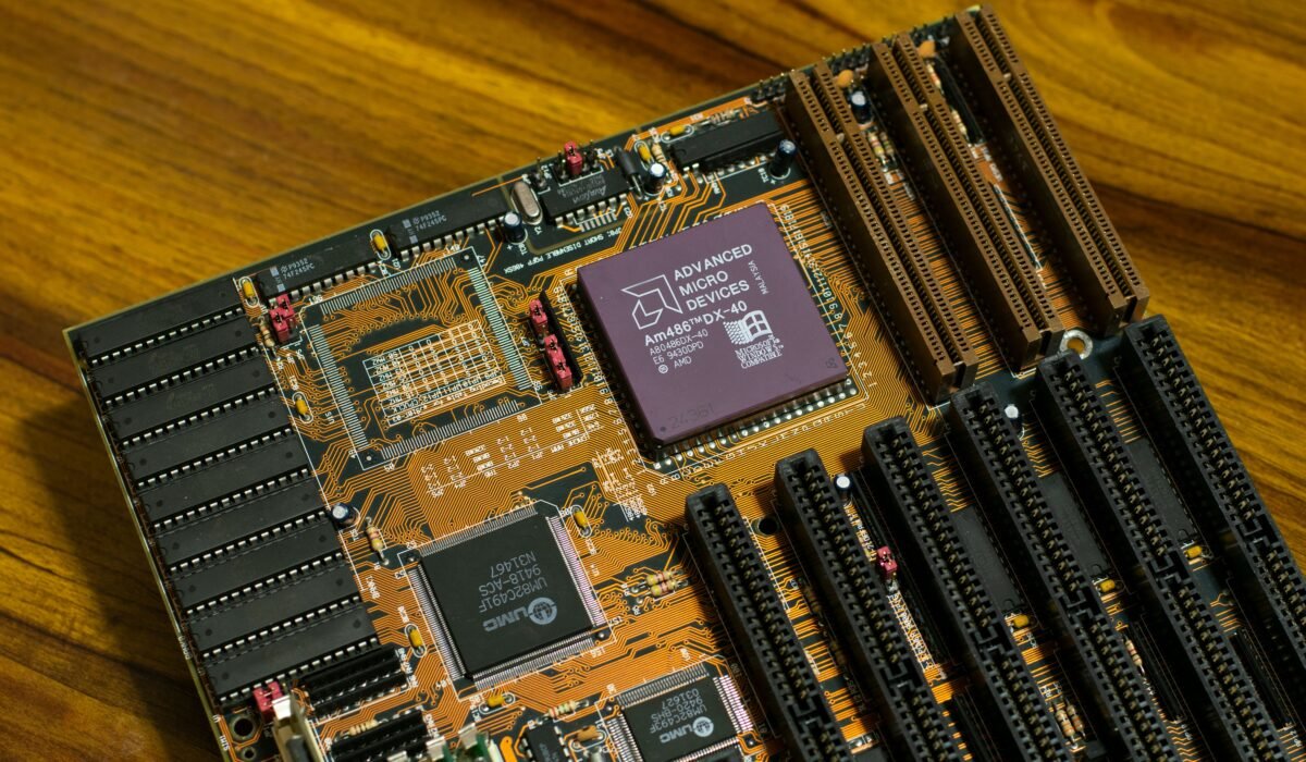 computer bus architecture explained — Computer Bus Architecture: 6 Essential Concepts Explained — Photo by Nicolas Foster on Pexels
